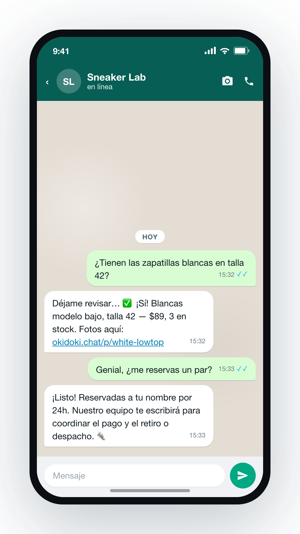 Chat de WhatsApp donde okidoki confirma stock y reserva un producto